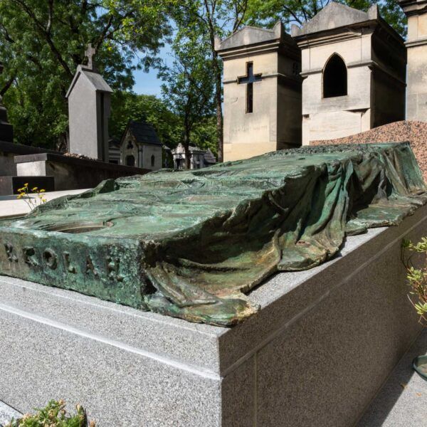 The Tomb of Hooman Azarkolah and the Cenotaph of Persian Literature in Exile